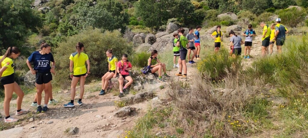 Descanso de grupo en prueba de talentos de Carreras por montaña.