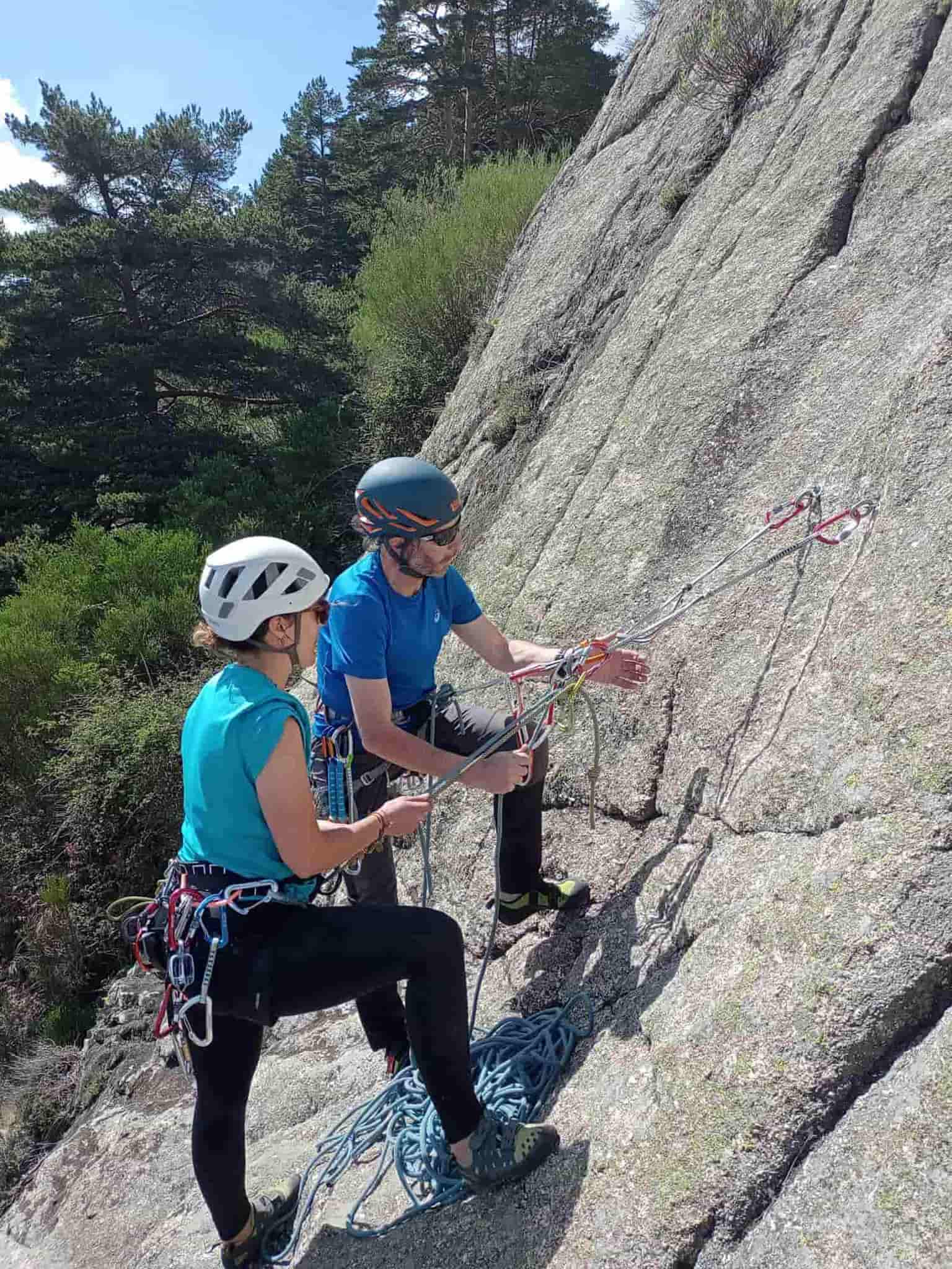 grupo de escaladores haciendo el curso de escalada en varios largos