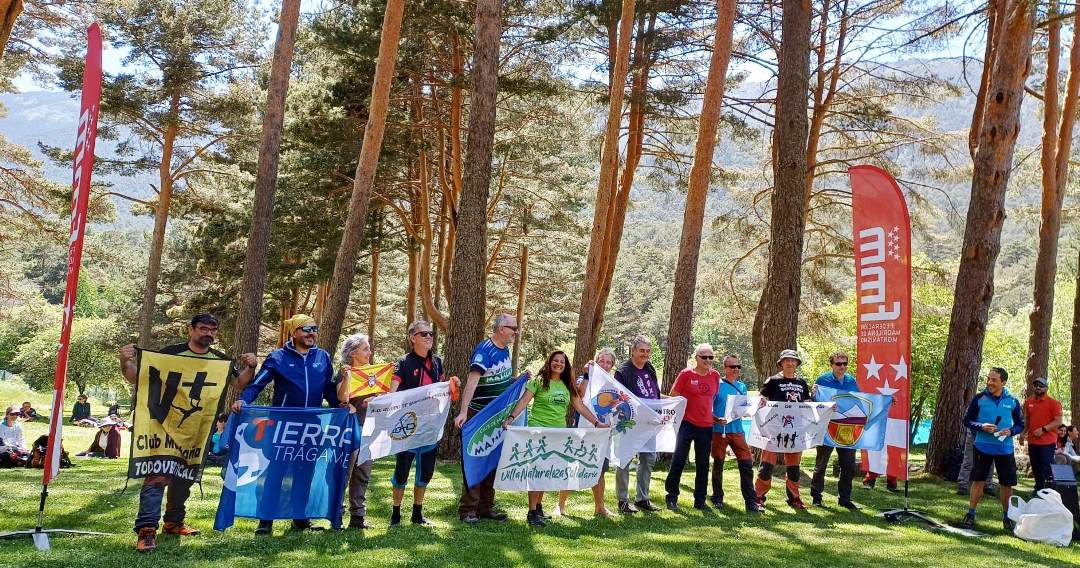 Clubes y FMM-DAS2024-FotoPincerna.int-min Los 11 clubes organizadores de marchas del Día Autonómico del Senderismo en Madrid, participaron al cierre de un grato acto junto a la directiva de la FMM (Foto Pincerna)