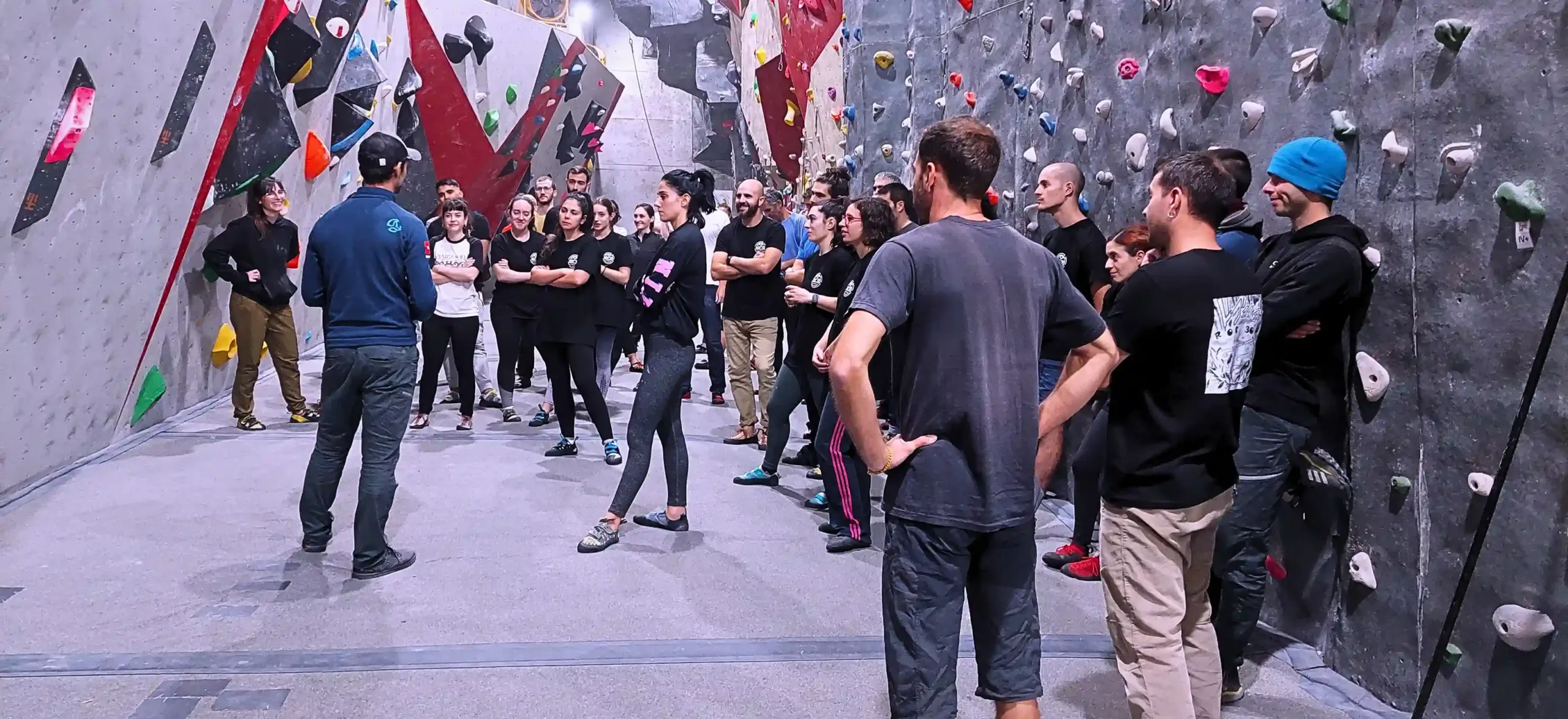 grupo de escaladores compitiendo en el evento de mazapan en el rocodromo de madrid roc30
